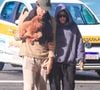 Shawn Mendes já foi flagrado carregando Chihiro, mascote de Bruna Marquezine que integra uma das raças mais inteligentes do planeta