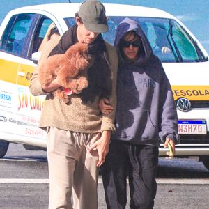 Shawn Mendes já foi flagrado carregando Chihiro, mascote de Bruna Marquezine que integra uma das raças mais inteligentes do planeta