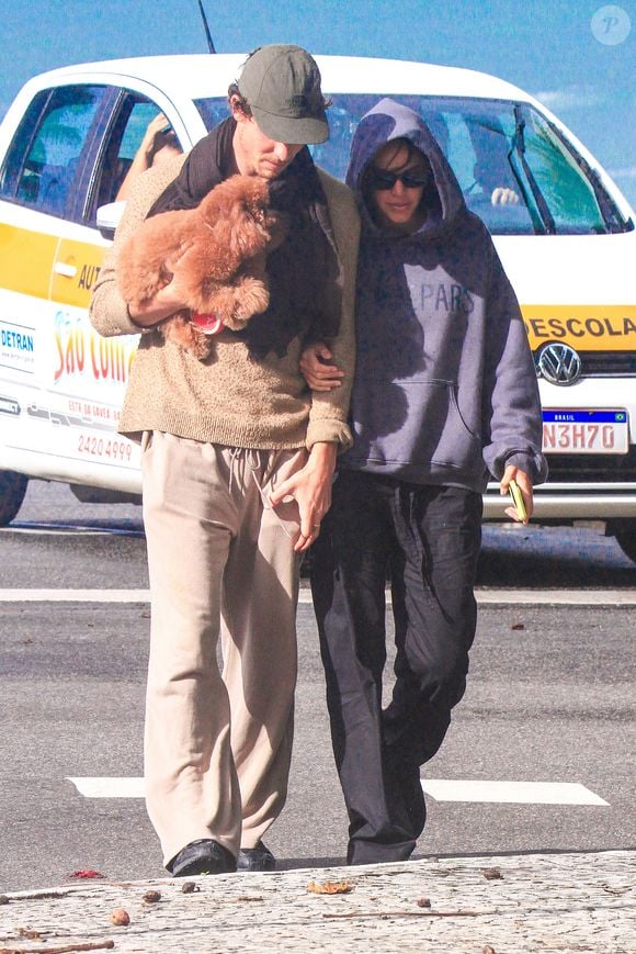 Shawn Mendes já foi flagrado carregando Chihiro, mascote de Bruna Marquezine que integra uma das raças mais inteligentes do planeta