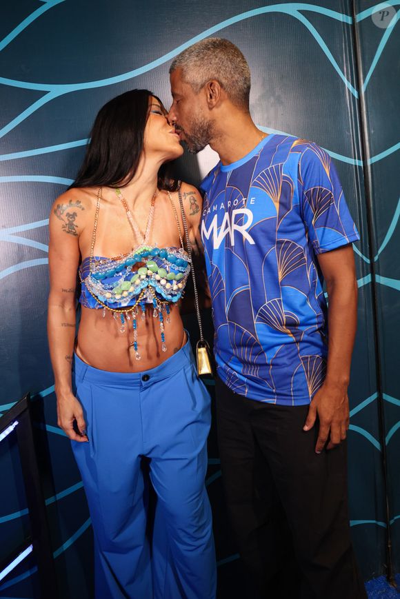 Léo Moura, ex-Flamengo, beija a mulher em camarote do carnaval 2025