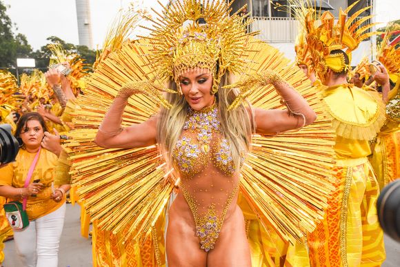 Carnaval 2026: Juju Salimeni, rainha de bateria da Barroca Zona Sul, exibiu o corpo torneado