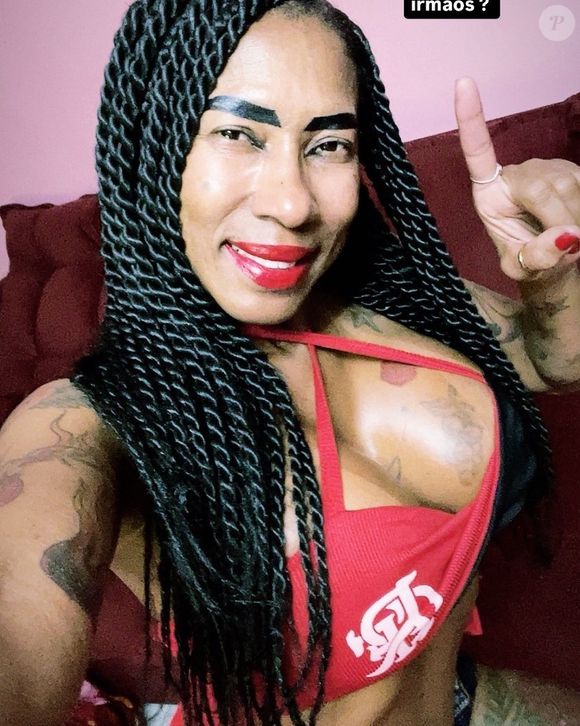 Se existe algo que ajudou a consolidar a popularidade de Inês Brasil, foram seus bordões. Expressões como “Alô, alô, graças a Deus!”, “Se me atacar, eu vou atacar” e “Toda linda, toda top, modelo” ganharam espaço nas conversas digitais, nos vídeos de humor e nos memes compartilhados diariamente.