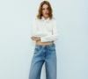 O Adidas Tokyo na cor creme de chantilly combina com jeans de corte reto e camisa estilo Oxford para criar um look casual e elegante. A calça da Zara, disponível por R$ 279,00, complementa a proposta com uma peça versátil para diferentes ocasiões