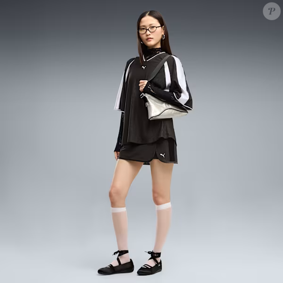 Com salto rasteiro e fechamento por tiras elásticas, o modelo da Puma cria um efeito visual que lembra sapatilhas, mas preserva a identidade de um tênis