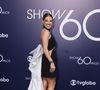 Na festa dos 60 anos da Globo, Bia do Brás escolheu o mesmo vestido que Carol Marra: peça preta com recorte, transparência e laço branco nas costas