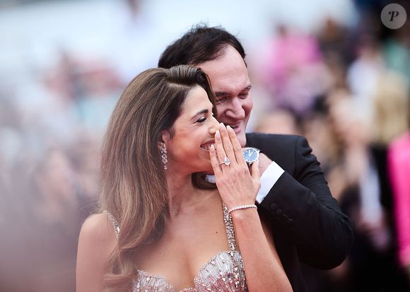Quentin e Daniella Tarantino roubaram a cena ao chegarem agarradinhos pelos evento que começou nesta terça-feira (13).