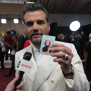 Wagner Moura ganhou um 'santinho' com a foto de Fernanda Torres para dar sorte