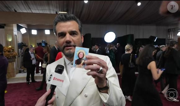 Wagner Moura ganhou um 'santinho' com a foto de Fernanda Torres para dar sorte