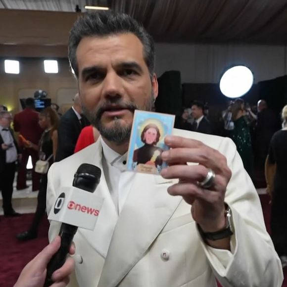 Wagner Moura ganhou um 'santinho' com a foto de Fernanda Torres para dar sorte