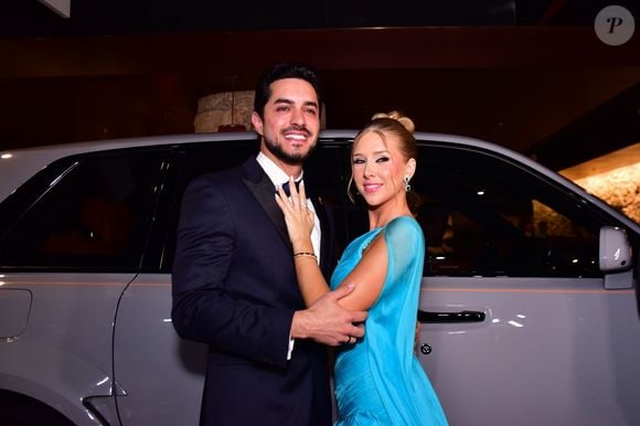Um Rolls-Royce avaliado em R$ 11 milhões chamou atenção na chegada de Cela Lopes à comemoração de aniversário em São Paulo