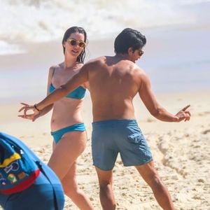 A pequena Eva tirou fotos dos pais na praia em um momento de pura descontração em família