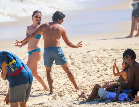 A pequena Eva tirou fotos dos pais na praia em um momento de pura descontração em família