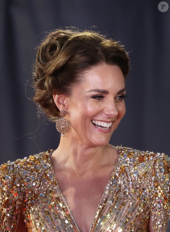 Polêmica com Kate Middleton: de acordo com informações da revista Hello!, o Palácio de Kensington divulgou uma nova declaração a respeito das roupas da Princesa de Gales.