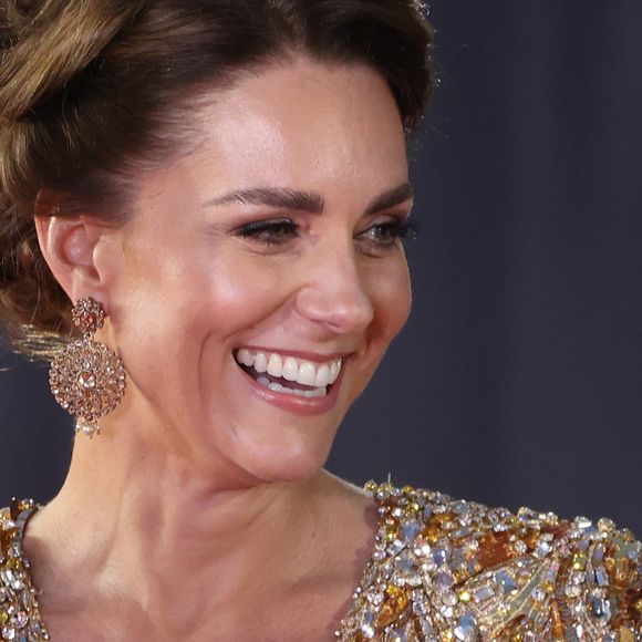 Polêmica com Kate Middleton: de acordo com informações da revista Hello!, o Palácio de Kensington divulgou uma nova declaração a respeito das roupas da Princesa de Gales.