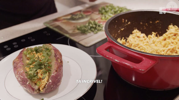 Por fim, complete a receita com salsinha e cebolinha à gosto para dar um sabor extra para a batata-doce