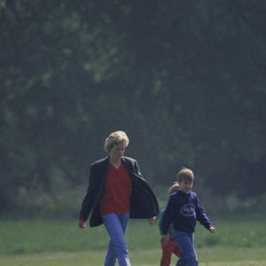 Nos anos 90, Lady Di era frequentemente fotografada ao lado dos filhos com uma combinação que hoje virou símbolo de estilo casual moderno