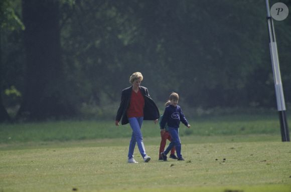 Nos anos 90, Lady Di era frequentemente fotografada ao lado dos filhos com uma combinação que hoje virou símbolo de estilo casual moderno