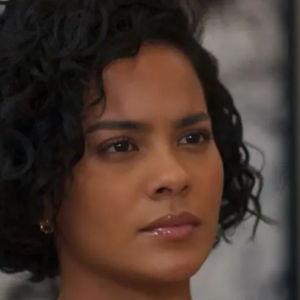 Após o casamento, Maria de Fátima (Bella Campos) provoca a ex-amiga Solange (Alice Wegmann).