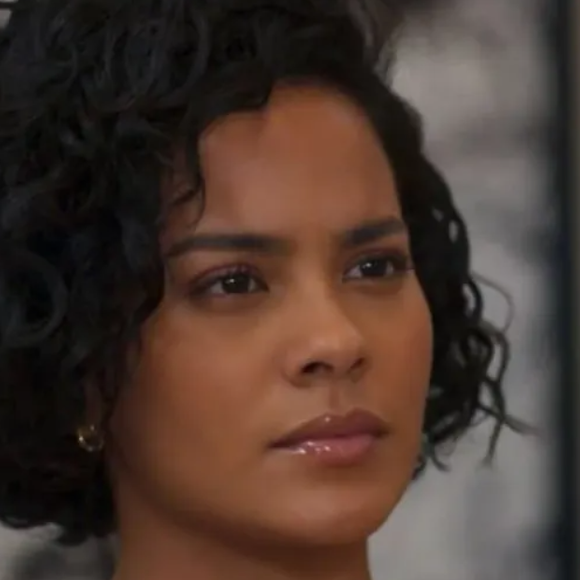 Após o casamento, Maria de Fátima (Bella Campos) provoca a ex-amiga Solange (Alice Wegmann).
