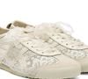 Na tonalidade Birch, um off white, o Onitsuka Tiger MEXICO 66 aposta em uma aparência romântica que pode acompanhar produções femininas para diferentes ocasiões