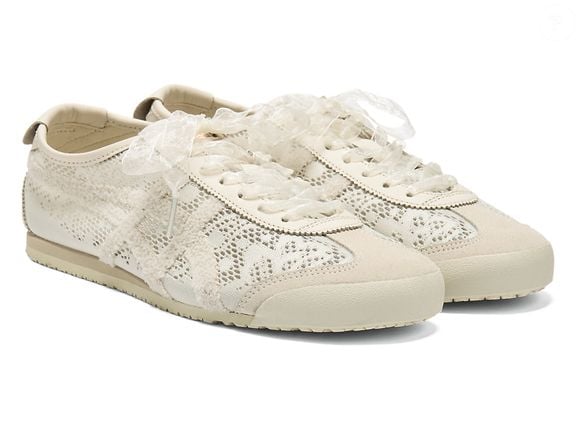 Na tonalidade Birch, um off white, o Onitsuka Tiger MEXICO 66 aposta em uma aparência romântica que pode acompanhar produções femininas para diferentes ocasiões