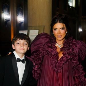 Mãe da noiva, Cynthia Marques escolheu um vestido vinho com bastante volume nos ombros e babados em camadas