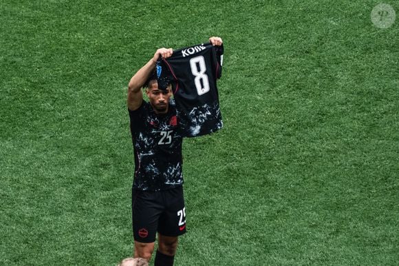 Mais tarde, na comemoração de um dos gols do Canadá, o jogador Saliba exibiu a camisa número 8 de Koné para as arquibancadas em uma homenagem ao companheiro lesionado
