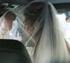 A cantora Giulia Be foi fotografada dentro do carro antes de seu casamento com Conor Kennedy. O look escolhido para a cerimônia reúne renda floral, gola alta e véu sobre o rosto