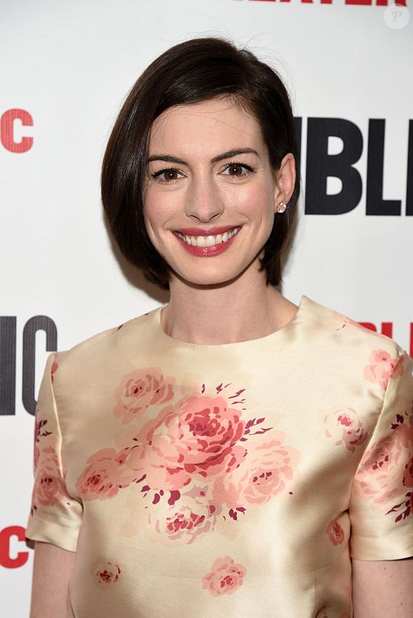 2015: Anne Hathaway voltou a ficar com o cabelo mais longo, como antes do corte