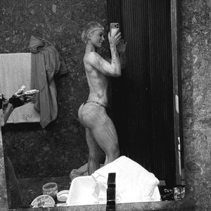 Virgínia Fonseca mostrou o momento em que estava descolorindo os pelos do corpo