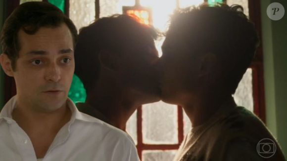 Nos próximos capítulos de 'Garota do Momento', Alfredo terá uma surpresa ao ver quase beijo de Guto e Vinícius, e o locutor será sincero com o jovem.