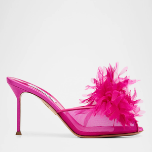 Mesmo sem confirmação oficial do modelo usado por Bruna Marquezine, um sapato bastante semelhante foi encontrado na coleção da Aquazzura, grife italiana fundada por Edgardo Osorio em Florença