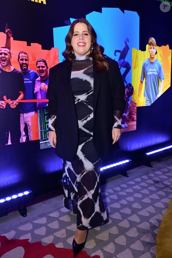 Tati Machado apostou em um look mais confortável, porém elegante; a apresentadora apostou em uma estampa preta e branca, com um blazer por cima e sapato de bico fino