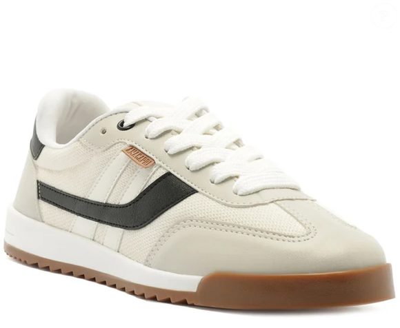 Com visual esportivo vintage e combinação clássica de preto e branco, o sneaker da Anacapri virou aposta certeira para elevar os looks do dia a dia sem abrir mão do conforto