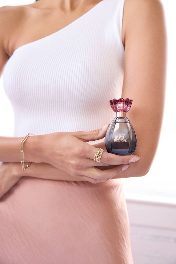 Uma fragrância para mulheres misteriosas e místicas, que acreditam que o incrível se torna possível, a magia se torna real e o mistério é eterno. Traduzida pela nota cítrica da Bergamota Italiana Orpur®, brilho do Muguet Rosa e toque amadeirado do Sândalo.