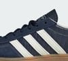 O Adidas Handball Spezial azul-marinho fica especialmente bonito com jeans, acrescentando um toque extra de elegância à produção