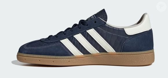 O Adidas Handball Spezial azul-marinho fica especialmente bonito com jeans, acrescentando um toque extra de elegância à produção