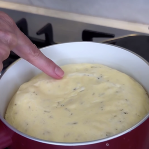 Quando estiver com esse aspecto pré-assado, vire o pão para assar do outro lado