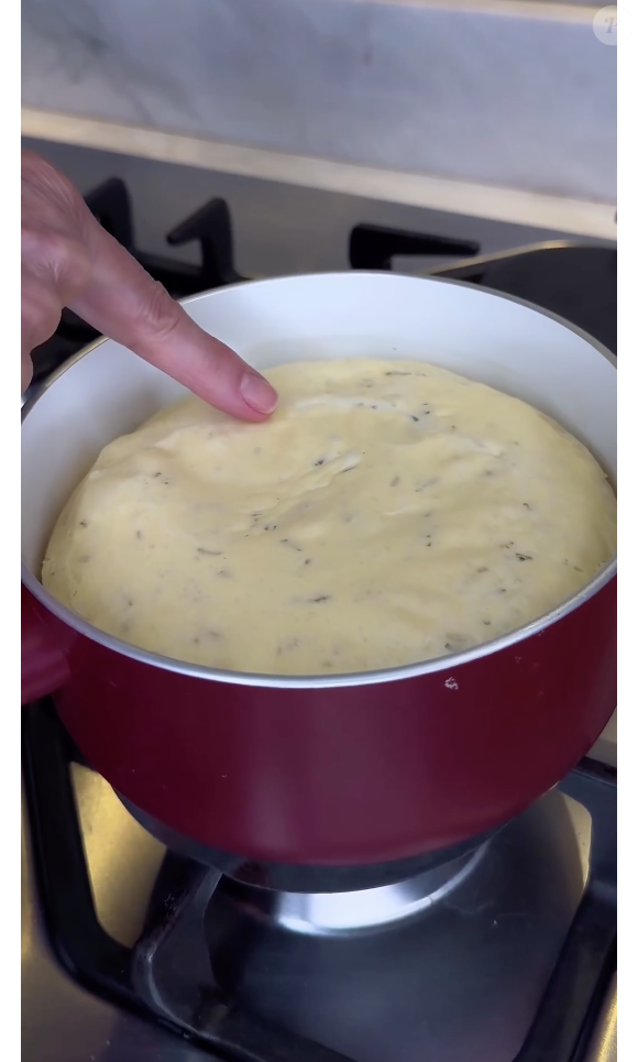 Quando estiver com esse aspecto pré-assado, vire o pão para assar do outro lado
