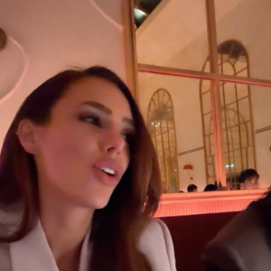 Bruna Biancardi gravou alguns stories se divertindo com amigos e cantando as músicas que estavam sendo interpretadas no local