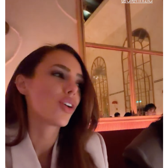 Bruna Biancardi gravou alguns stories se divertindo com amigos e cantando as músicas que estavam sendo interpretadas no local