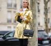 Hoje, no entanto, ela virou sinônimo de estilo. Marcas como Balenciaga, Miu Miu e Coperni trouxeram o modelo às passarelas, resgatando a estética atlética com um toque de sofisticação.