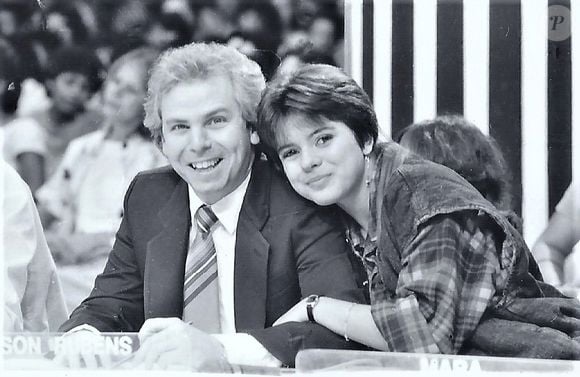 Provocações de Mara Maravilha e Xuxa: 'A inveja faz mal, principalmente para quem a sente. Isso deixa ela frustrada, estressada e triste', disparou a Mulher Abacaxi - na foto, apresentadora com Nelson Rubens no 'Show de Calouros', do SBT, nos anos 1980