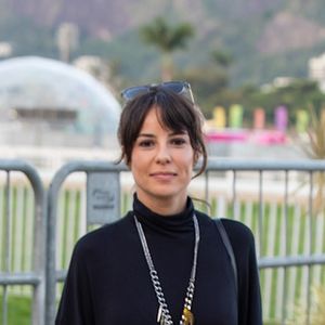 Andréia Horta vive Zenilda em 'Três Graças' e tem apenas 1,61m de altura