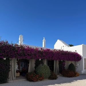 Bruna Marquezine está hospedada no Masseria Torre Maizza, hotel cinco estrelas localizado em Savelletri di Fasano