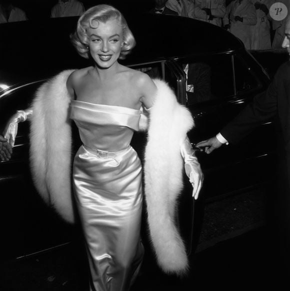 Marilyn Monroe completaria 100 anos em 2026, mas seu legado segue mais vivo do que nunca. Ícone de glamour e feminilidade, a estrela continua inspirando tendências de moda, inclusive acessórios para noivas que buscam um toque retrô e sofisticado