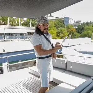 Bell Marques aproveita momento de lazer a bordo de sua lancha Schaefer 660, modelo de luxo com cerca de 20 metros