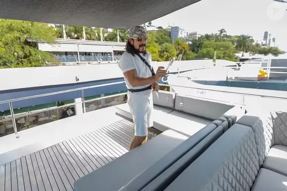 Bell Marques aproveita momento de lazer a bordo de sua lancha Schaefer 660, modelo de luxo com cerca de 20 metros