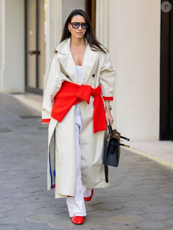 O toque de vermelho é uma tendência que se tornou praticamente onipresente nas lojas e no streetstyle e pode ser incorporado com sapatilhas vermelhas