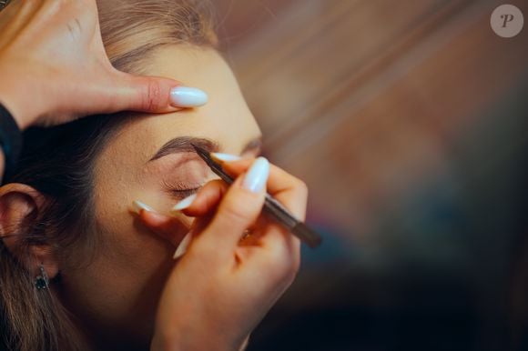 Quando o gel já estiver seco, pode-se preencher as sobrancelhas usando um produto em pó ou uma caneta semelhante à de delineador